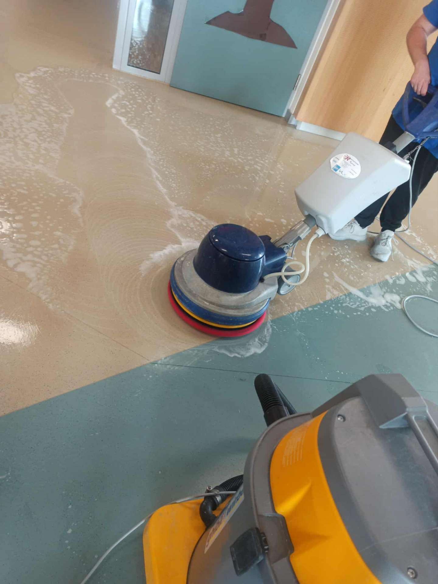 hubi-clean.at Bodenreinigung Büro Wien — Maschinenreinigung