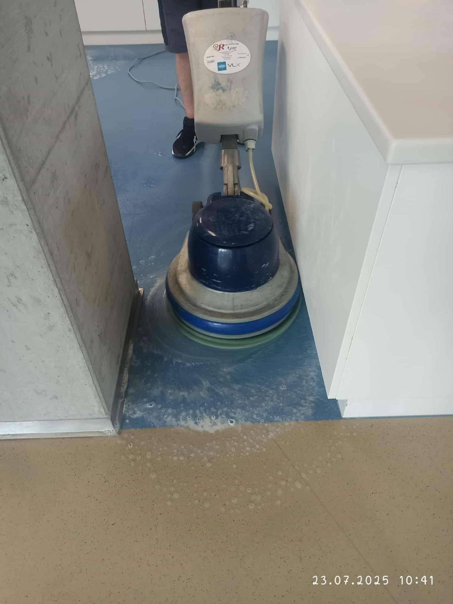 hubi-clean.at professionelle Reinigung Wien — Bodenmaschine im Einsatz